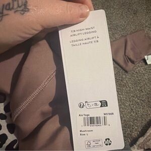 ALO Yoga 7/8 airlift women’s large Mushroom Airlift Leggings nwt